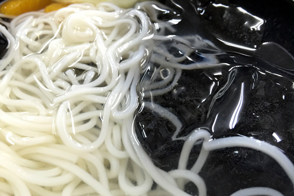器にはどでかい氷がゴロゴロ入ってる