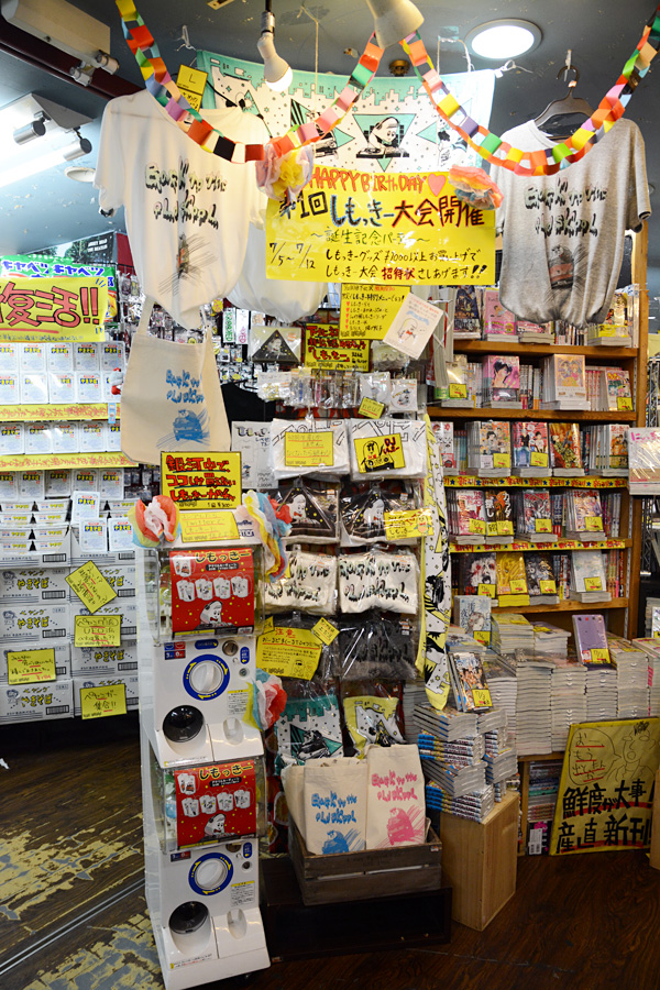お店に入ってすぐの場所に設置されたしもっきーグッズコーナー。右側の島にはアイドルの棚、そして、新刊漫画本コーナーよりも目立つ場所に。もう、めっちゃ売れっ子っす