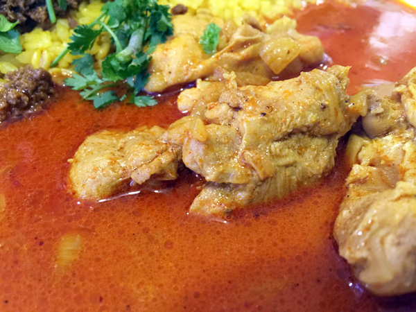 とても柔らかく煮込まれたチキンに、とても複雑なスパイスの香りが漂うカレー。スープカレーとはまた違うのですが、サラッとしたカレーです