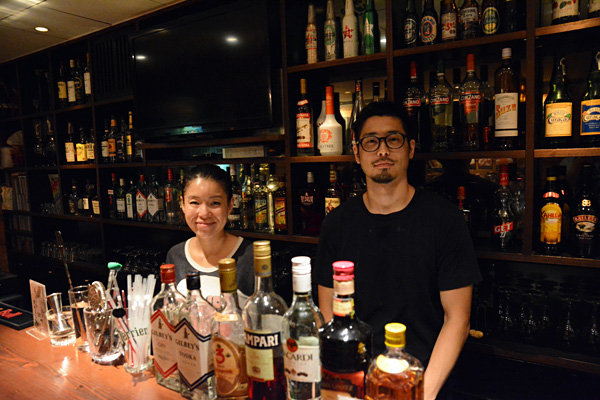 私たちと一緒にAmi-Amisを盛り上げましょう(写真左:店長の福島さん)