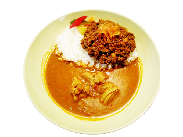【松と枝】チキンとキーマのハーフ&ハーフ 1000円