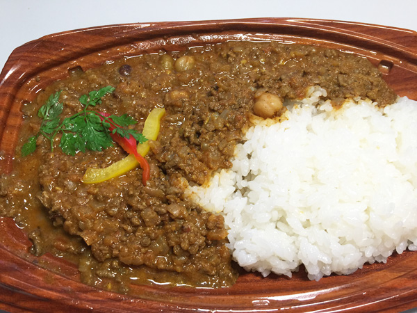 レンジで2分温めて、できあがりー。鹿肉なのでちょっと匂いがきつめかと思ったけど、全く感じさせない。スパイスの香りに満たされます