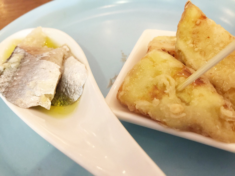 この日のタパスは宮城県産のサンマのマリネと、揚げなすにハチミツがかかったなにか。美味しい、美味しすぎる。ハチミツ苦手なんだけどね、全然平気