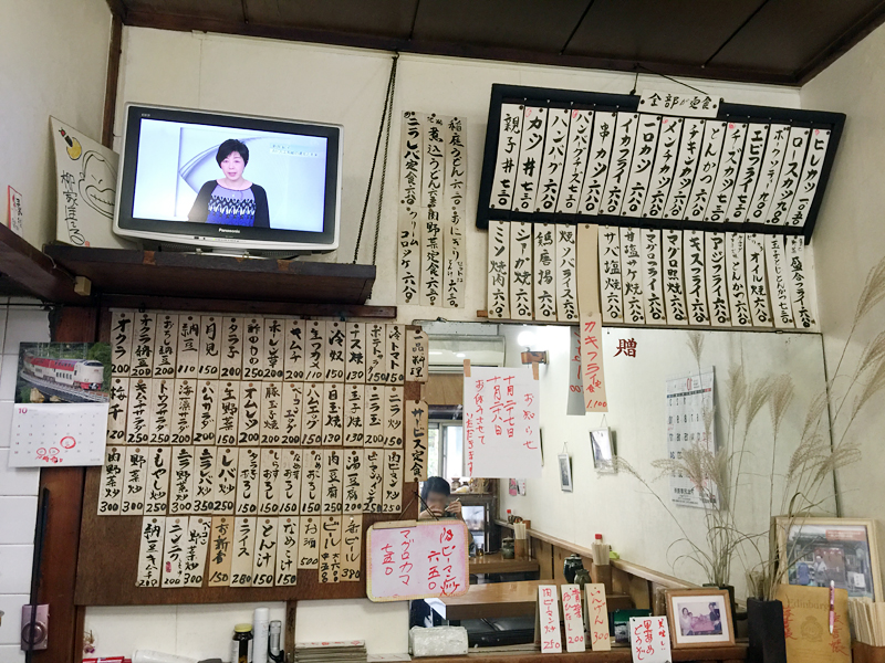 ちなみに、とん水のメニューはこんな感じ。一品料理がたくさんそろっているのは、毎日来るお客さんが飽きないようになんだって、へー、そういうことだったのかー。全体的にリーズナブル
