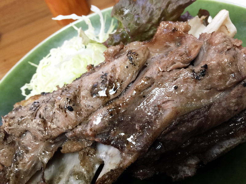 マグロカマっていうと、こう湾曲したえらの部分をイメージするんだけど、なんだか違うものが出てきた。脂乗りまくりの身がぎっしりなんすけど、、、