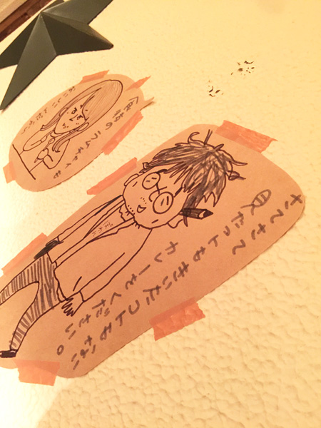 実は私の似顔絵もANJALIの壁に張られています