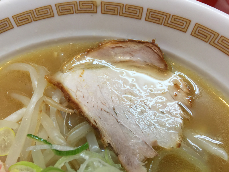 チャーシュー数枚。そもそも、このお店は中華そばにもチャーシューが複数枚投入されている