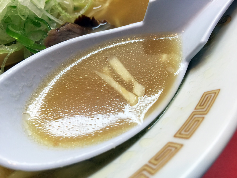 これでもかと投入されているニンニク片