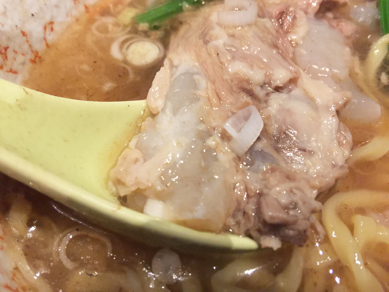 豚肉の塊はものすごく柔らかでとろっとろ。ちょっと崩してみるとこんな感じで、コラーゲンが猛烈に含まれている。いったいどのくらい煮込んだらこんな状態になるのだろう、、、スープの味と相まって、これまでに食べたことのないレベルのソーキ