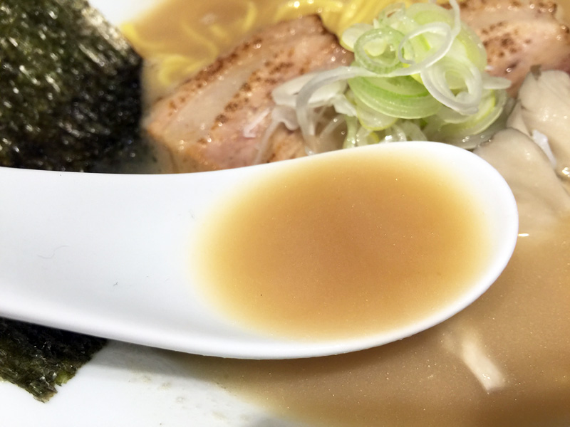 「煮干し」がイメージとして強かったのでどんなスープなのかと思っていましたが、ちょっと濃いめの白濁した豚骨ベースのスープです