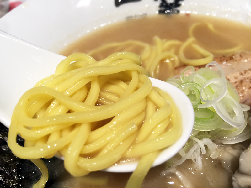 麺は中太ストレート、スープにしっかり絡みます