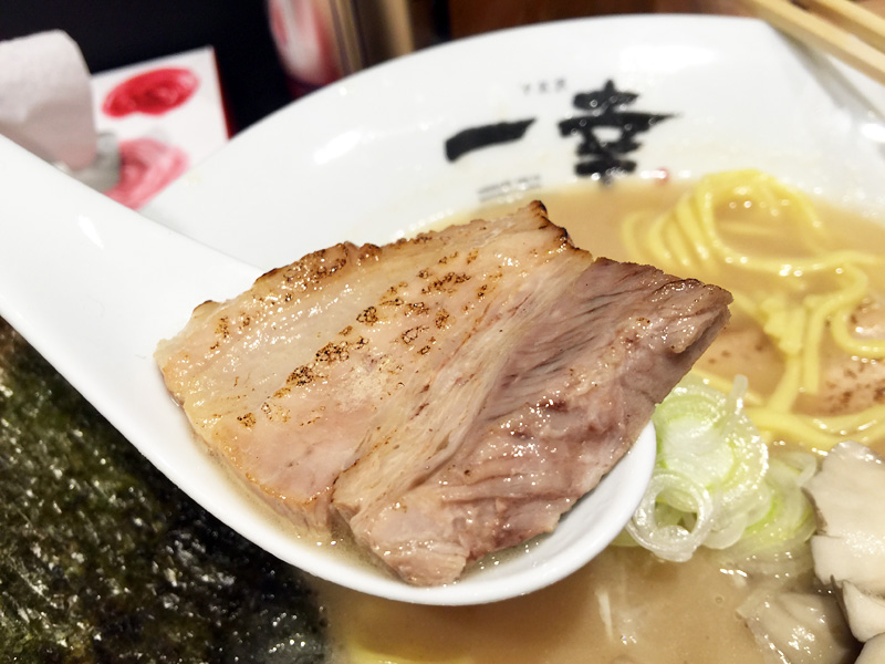 とても柔らかくて、少し炙ってあるので香ばしいチャーシュー、2枚入っています
