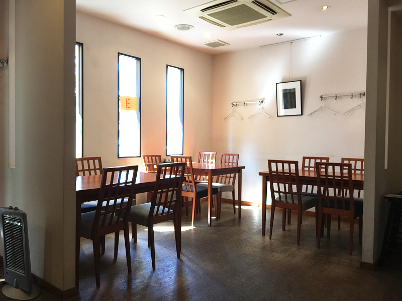 テーブルは3つ。お店自体はそこまで大きくありませんが、ゆったりとした雰囲気があります