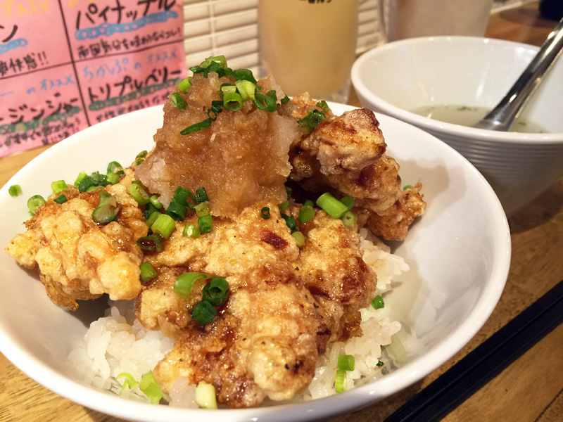 がブリチキン。下北沢店の『からあげ和風おろし丼』650円(税込)+ドリンク100円(税込)