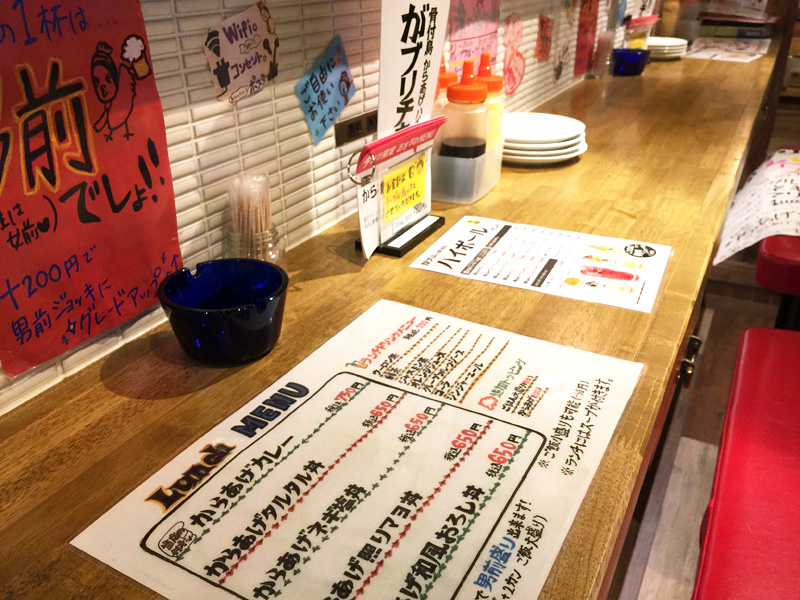 店内はカウンター席があるので一人でも気兼ねなく入れます