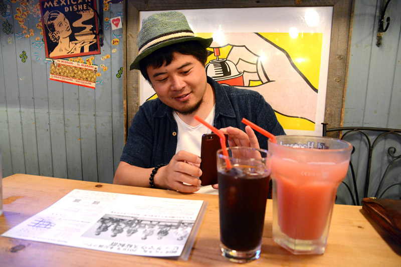 頼んだドリンクがあまりに大きすぎて、写真を撮るフルタさん
