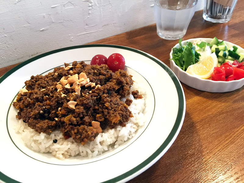 『ドライキーマカレー』950円、『夏の薬味SET』250円