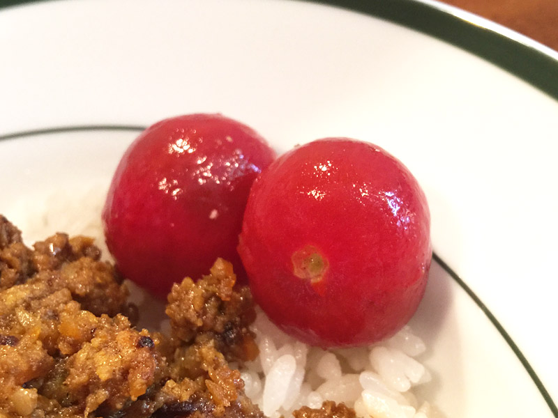 カレーに添えられたこのプチトマト、驚きますよー。ぜひともご自身で確かめてみてください