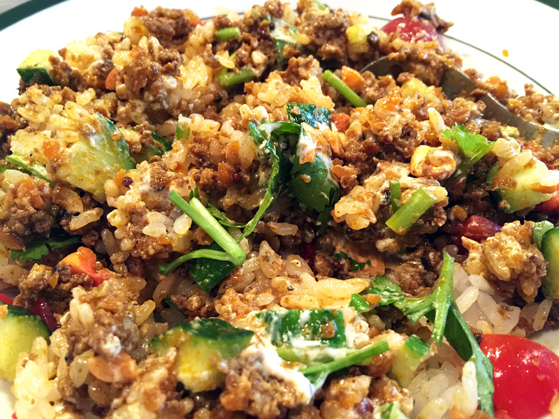カレーはやっぱり混ぜないとね、というわけで、全ての具材をしっかりと混ぜる。ヨーグルトがクリーム的な色合いでまろやかな雰囲気を醸し出す
