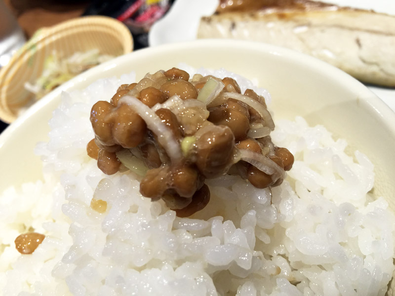 「きび納豆」、きび自体あまり味はしないけど、きびのプチプチ食感が面白い。食物繊維、鉄分豊富とのことで、なんだか体によさそう