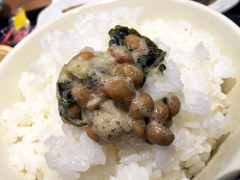 一方、「わかめ納豆」はほんのり甘みを感じる。わかめと大豆をいっしょに発酵させているそうです(きびも同様)