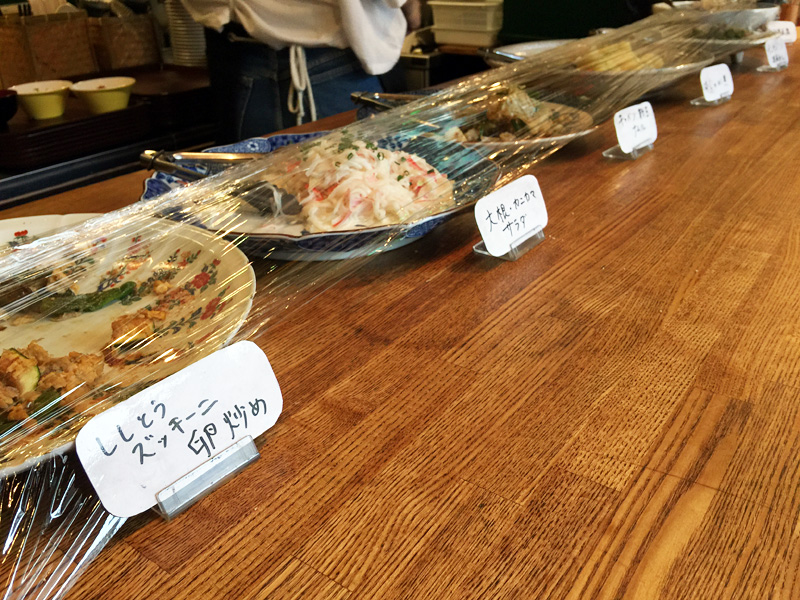 この日の副菜は「ピリ辛豆腐」 「インゲン胡麻和え」 「大根カニカマサラダ」 「ジャガイモ煮」 「ししとう・ズッキーニ卵炒め」 「キャベツ新玉ねぎナムル」