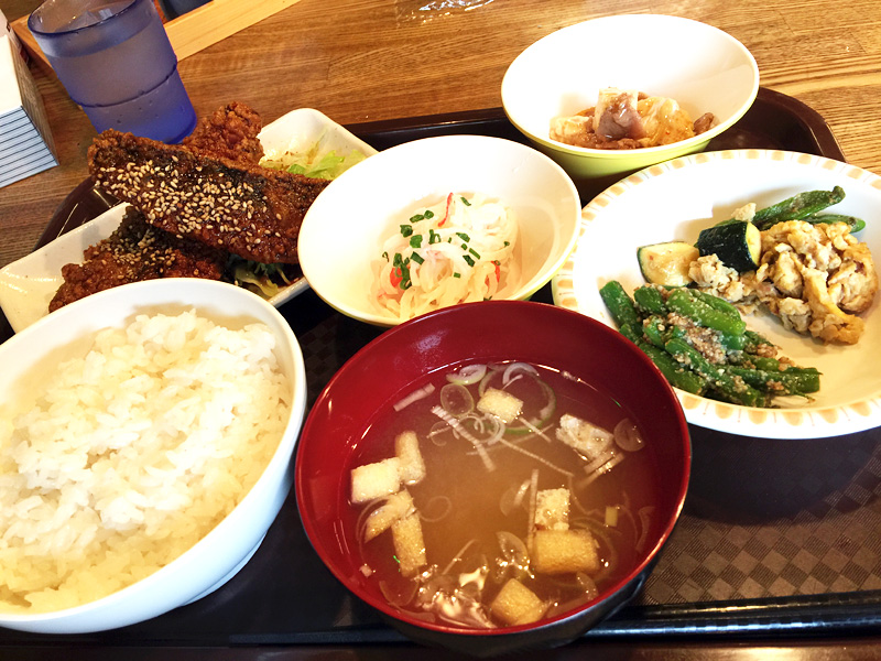 トンネル食堂『いわしの蒲焼き』700円、副菜2点追加+140円