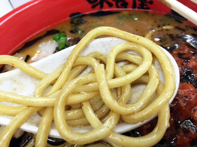 麺は他のラーメンと一緒、中太麺