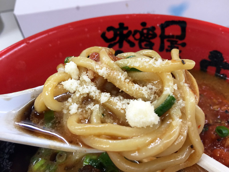 最初は粉チーズをかけて食べてみる