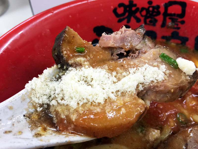 なぜかチャーシューに粉チーズをかけて食べてみる、、、えーと、よくわかんない味になった