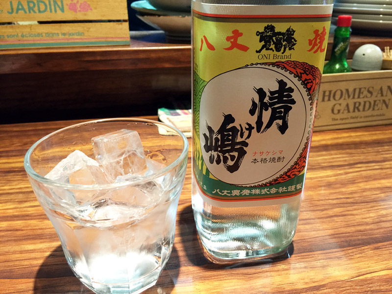 八丈島の焼酎 情け嶋(麦)をロックで