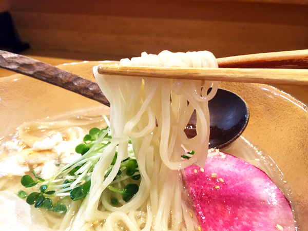 麺は細めの平打ち麺
