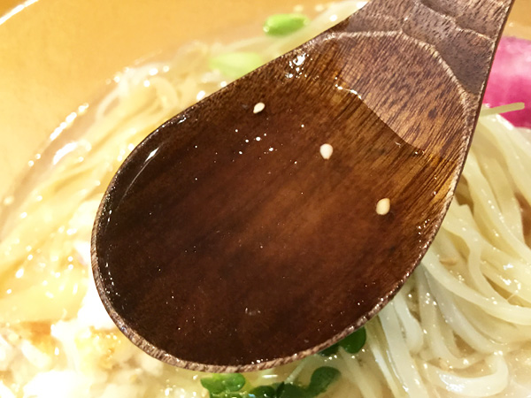 スープは透明度高め