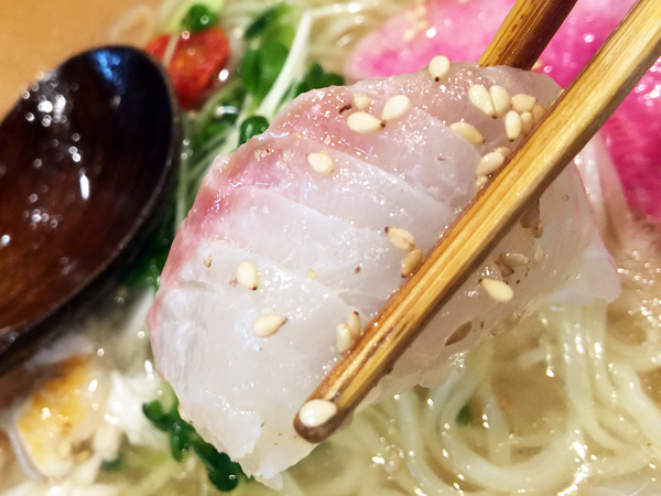 新鮮そのもの、真鯛のカルパッチョ