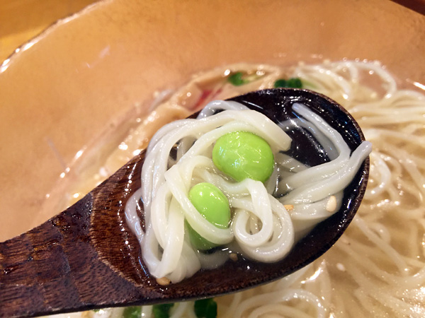 写真ではレンゲに隠れていて見えなかったけど、枝豆も添えられていました。これまた、夏っぽさを感じられる味わいです