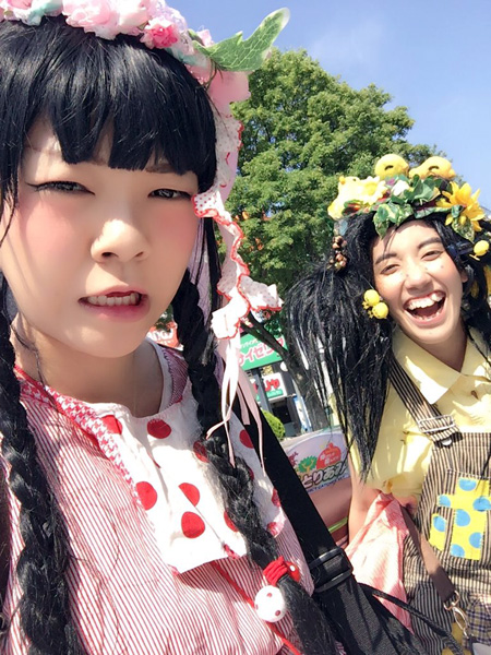 夏が嫌いそうなぼけちゃんと、季節関係なく楽しそうなボンちゃん(右)