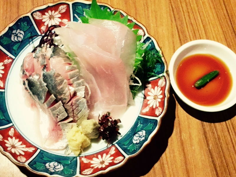 八丈島の魚を八丈島の島唐辛子を入れた醤油で食して頂きます♪島焼酎もあがりやれ!