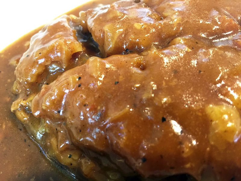 カツが大きい、すっごいボリューム。そして、一口大に切ってくれているのは嬉しい