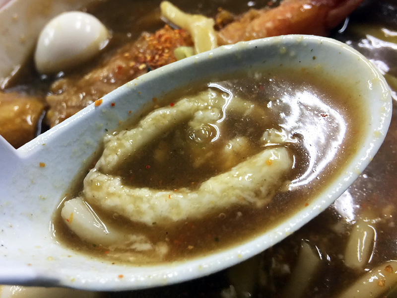 徐々に姿を現す下層のとろろ。とろろとカレーってのも不思議なんだけど、和風なので合います