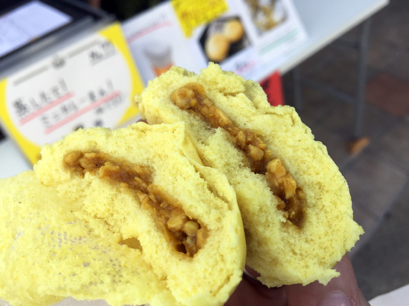 半分に割ってみるとこんな感じ、スパイシーな香りが漂います