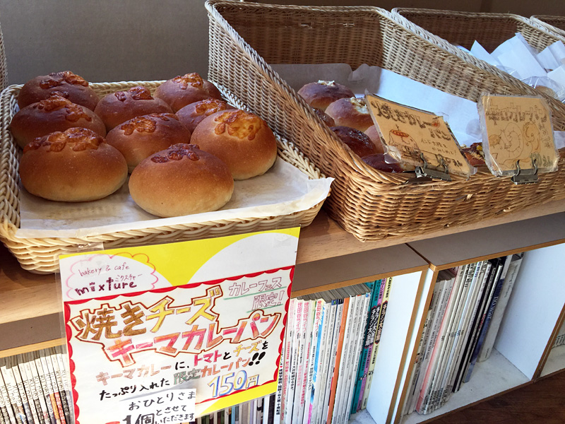 通常からカレーパンは並んでいますが、カレーフェス期間中だけは限定パンが主役