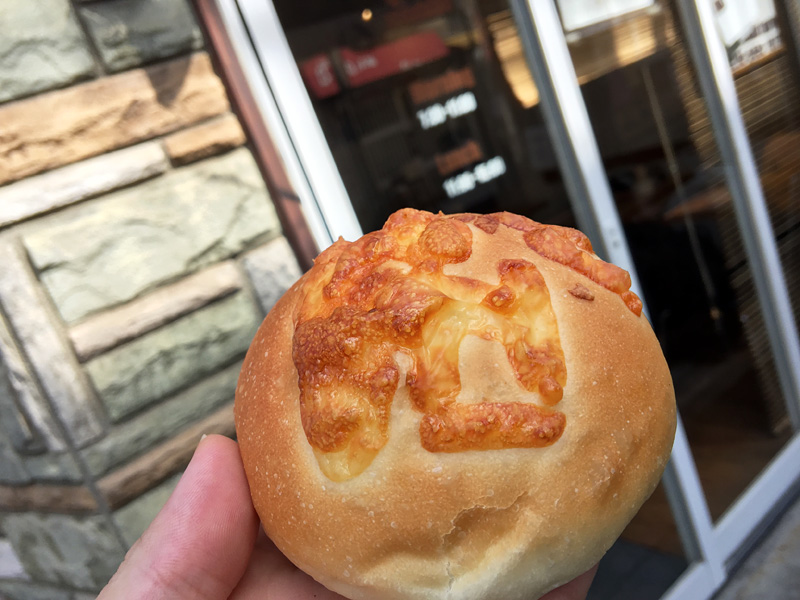 mixtureの『焼きチーズキーマカレーパン』 150円