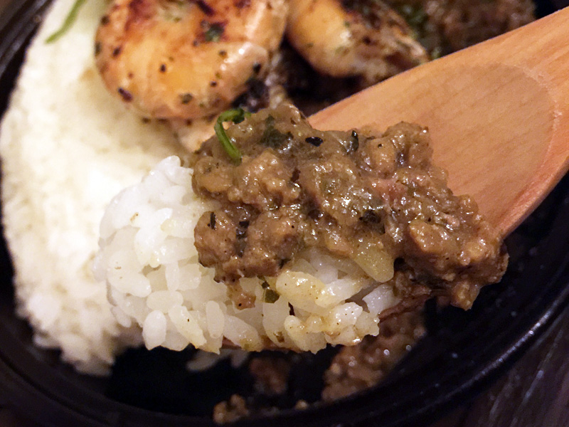 最初は甘く、後から辛さがやってくるキーマカレー