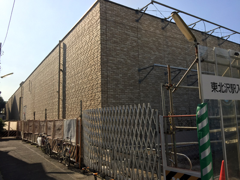 気になったのは西口の下北沢寄りにあるこの建物。小田急線上部利用の施設配置 ( ゾーニング構想 )によると、鉄道事業者施設とのことで小田急の何らかの施設なのでしょう。かなり大きな建物ですね、どんな施設なんだろう?