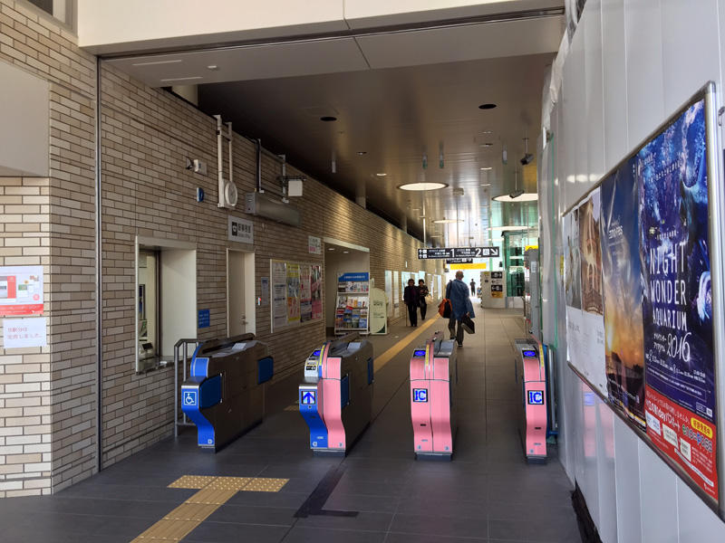 雰囲気のよい駅舎になりましたね。まだ、駅舎の半分くらいは工事中です