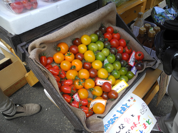 ママンカ市場・カラフルなトマト