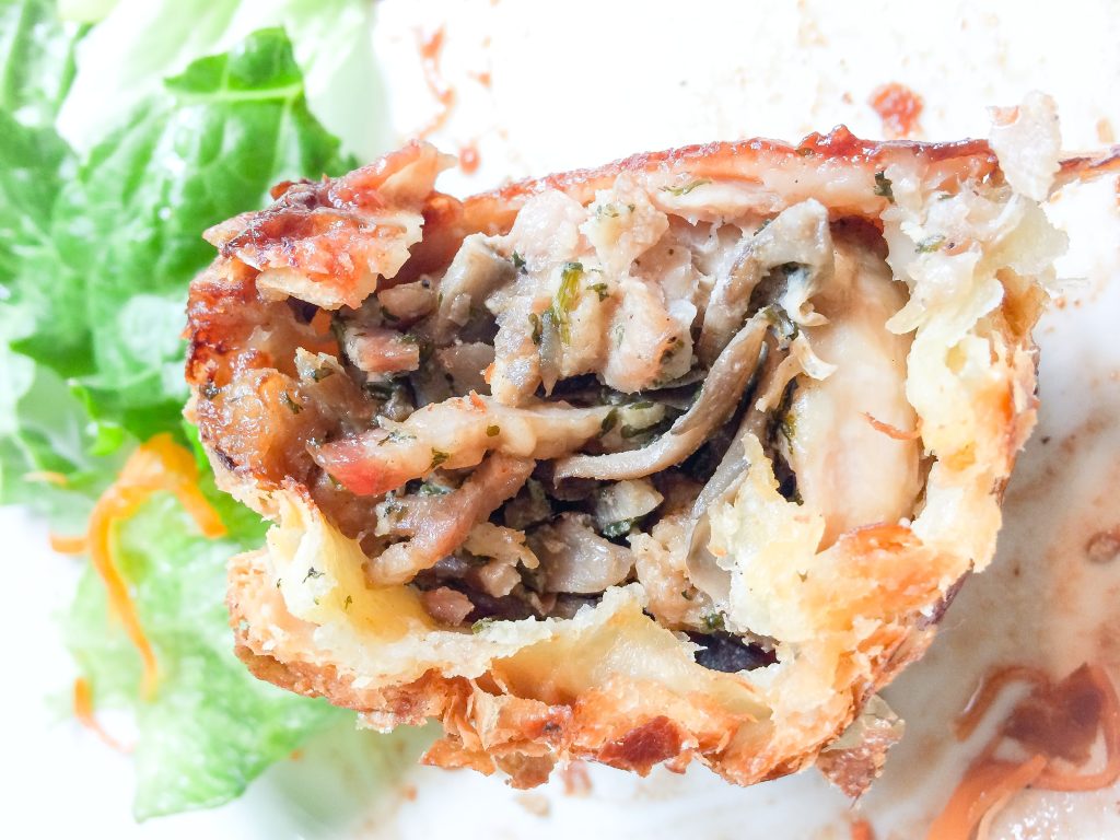 ブリキボタン　鶏肉とキノコのパイ包み焼き赤ワインソース　断面