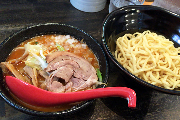 辛味噌つけめん 880円（この日はオープン記念で300円）野菜増し