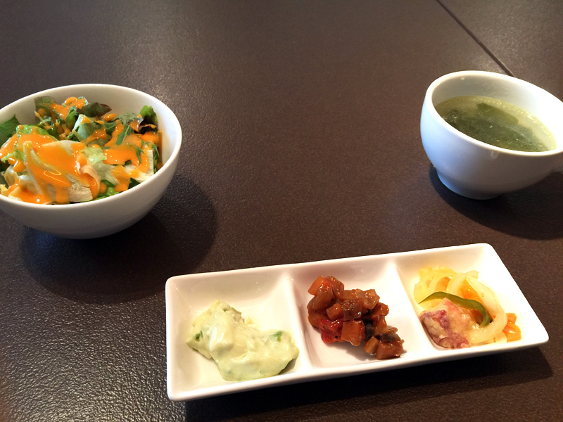 サラダとスープはランチについてくるもの、手前の3種盛られているのが150円でついてくる前菜です。左のアボカドの奴がめっちゃ美味しかった