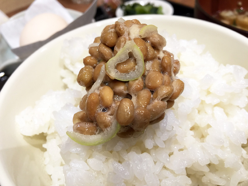 納豆ご飯、もう、日本人には一切説明する必要の無い食べ物である。納豆嫌いの方ごめんなさい、あ、納豆嫌いの人はここまで読んでいないか
